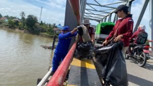 HUT Pol Airud ke-72, Sat Pol Air Polres Kapuas Hulu Gelar Donor Darah dan Bersih Sampah Jembatan Sungai Kapuas
