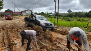 Polsek Pengkadan Bantu Perbaiki Jalan dan Atur Lalulintas