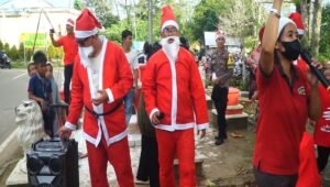 Anggota Polres Kapuas Hulu Jadi Sinterklas Bagikan Kado Natal