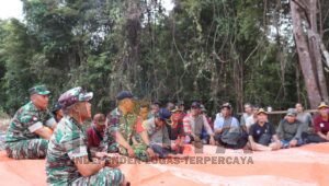 Dandim 1206/Psb Ajak Masyarakat Desa Ujung Said Kapuas Hulu Ikut Vaksinasi