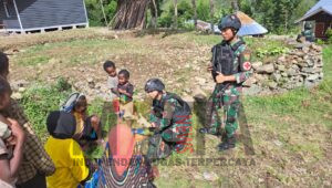 Pergantian Tahun, Satgas Yonif Raider 142/KJ Gelar Patroli Keliling an Pengobatan Kesehatan