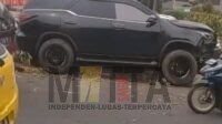 Toyota Fortuner Tabrak Median Jalan R Sukamto Depan PTC Mall