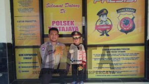 Anggota Polsek Tirtajaya Layani Masyarakat Untuk Foto Bareng Polisi