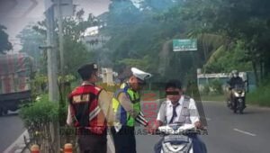 Strong Point Satlantas Polres Prabumulih, Ingatkan Pelajar Gunakan Helm saat Berkendara