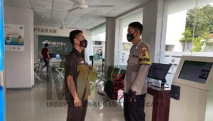 Bhabinkamtibmas Polsek Cikampek Sambangi Mitra Keamanan RS Helsa
