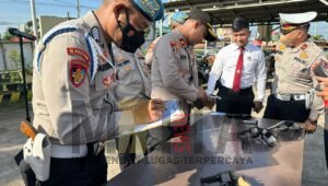Kapolsek Talang Kelapa Periksa Senpi Milik Anggota