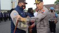 Kinerja Baik, Kapolres Tulungagung Bagikan Ratusan Rompi Selaras kepada Bhabinkamtibmas