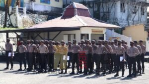 Puluhan Personil Polres Fakfak Amankan Kunker Menteri Bahlil Lahadalia