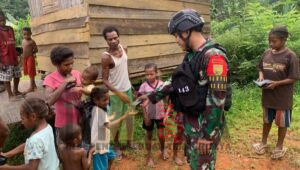 Wujud Kemanunggalan TNI Rakyat, Satgas Yonif 143/TWEJ Lakukan Komsos