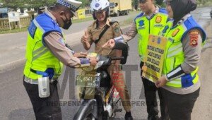 Imbau Tertib Lalin, Satlantas Prabumulih Pasang Stiker
