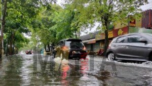 Hujan Lebat Guyur Tulungagung, Timbulkan Genangan Air di Ruas Jalan Ahmad Yani Barat