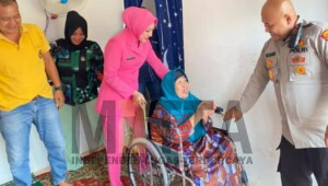 Kapolres Prabumulih dan Istri Berikan Kursi Roda untuk Warga Sakit Menahun