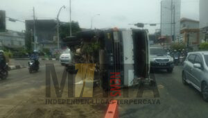 Alami Pecah Ban, Truk Fuso Kontainer Terguling Di Underpass Simpang Patal