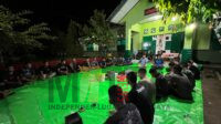 Komunikasi dengan Anggota , Danyon RK 644/Wls di Kapuas Hulu Makan Melantai Bersama Prajurit
