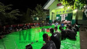 Komunikasi dengan Anggota , Danyon RK 644/Wls di Kapuas Hulu Makan Melantai Bersama Prajurit