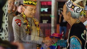 Di Kapuas Hulu, Kapolda Kalbar Silaturahmi dan Serahkan Bansos ke Rumah Betang Bali Gundi