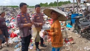 Peduli Sesama : Sat Binmas Polres Kapuas Hulu Sambangi Para Pemulung di TPA Sibau Hulu
