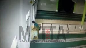 Terekam CCTV,  Seorang Pria Bobol Kotak Amal Masjid Saat Hari Masih Pagi