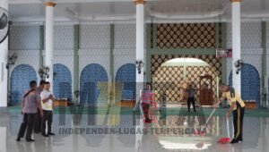 HUT Satpam ke-42 : Sat Binmas Polres Kapuas Hulu Bersama Satpam Adakan Baksos