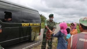 Jumat Berkah Walet Sakti Berbagi, Prajurit Yonif RK.644/Wls Bagikan Puluhan Paket Nasi Bungkus ke Masyarakat Putussibau