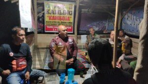 Larut Malam, Kapolres Sambangi Poskamling Kamboja, Ini Kata 2 Ketua RT Setempat