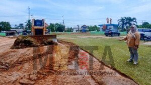 Momen HUT Gerindra, Leoni Ayu Pratiwi Arlan Rapihkan Lapangan Adat Tanjung Raman