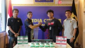 KPPBC Badau Kapuas Hulu dan Kepolisian Resot Sintang Melaksanakan Serahterima Barang Hasil Penindakan