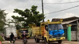 Angkutan Tanah Resahkan Warga, Pejabat Berwenang Tanah Mas Acuh