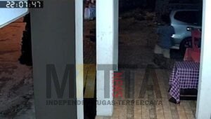 Waduh, Maling Kursi Stainless Terekam CCTV di Jalan Al-Ghazali Palembang