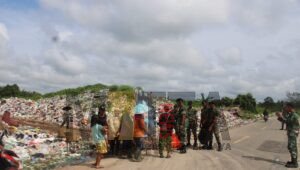 Jumat Berkah Prajurit Yonif RK.644/Wls Salurkan ratusan Paket Nasi bungkus kepada Masyarakat