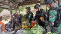 Bantu Ekonomi Warga, Satgas Yonif Raider 142/KJ Borong Hasil Kebun Mama Papua