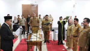 Lantik Enam Pejabat Administrator, Idris: Saya Harap Pejabat yang Dilantik Bekerja Penuh Amanah