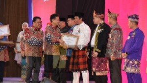 Bupati Batanghari Terima Penghargaan dari Kemenkes RI