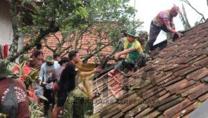 Prajurit Pasopati Bedah Rumah Warakawuri di Kabupaten Purwakarta