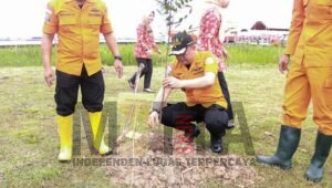 Basarnas Palembang ‘Tebar’ Ratusan Bibit Pohon