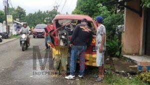 Mobil Dinas Pemkab Purwakarta Tabrak Angkot Berisi Murid SDN 5 Sindangkasih