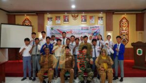 Wahyudi Hidayat Bersama Prajurit Yonif RK 644/Wls Sosialisasi Persyaratan Masuk TNI – AD bagi Peserta Didik SMA/SMK/MA di Kapuas Hulu