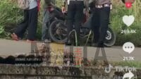 Viral, Anggota Satlantas Polres Kapuas Hulu Bantu Seorang Ayah Mendorong Sepeda Motor