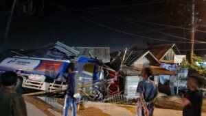 ‘Ngantuk’ Tangki Muatan BBM Tabrak Dua Rumah Warga