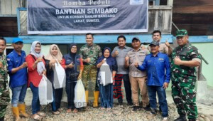 Bomba Grup Salurkan 300 Paket Sembako ke Warga Terdampak Banjir di Lahat