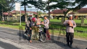 Bagi Takjil Gratis Depan Mapolres Prabumulih, Kasat Binmas Ajak Personil Sisihkan Sedikit Rezeki di Bulan Suci