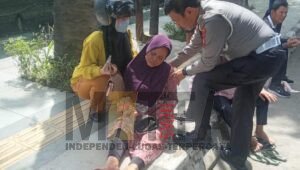 Dirlantas Polda Sumsel Bantu Laka Lantas Dua Lansia