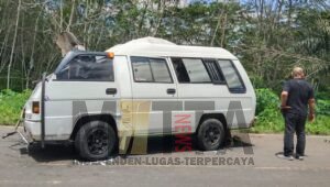 Mobil Travel Hantam Dump Truck, Tiga Meninggal