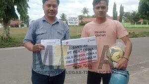 Pertamina Hulu Rokan Zona 4 Field Prabumulih, Serahkan Bantuan Bola dan Kostum untuk PS Muara Dua