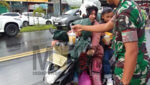 Yonif 144/JY Bagikan Takjil Buka Puasa Untuk Warga Curup