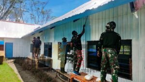 Satgas Yonif R 142/KJ Bersinergi Bantu Karya Bakti Kantor Distrik Kanggime