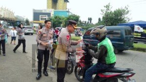 Polresta Bandung Kembali Bagikan Ratusan Takjil kepada Masyarakat