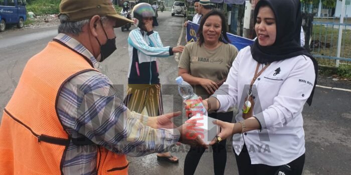 Satintelkam Polres Prabumulih Bagikan Puluhan Kotak Takjil