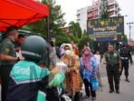 Pejabat Kodam dan Persit KCK PD II/Sriwijaya Bagikan Takjil