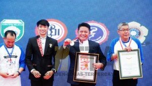 Herman Deru Terima Rekor Muri, Sumsel Pecahkan Rekor 6000 Telapak Tangan Anak Indonesia untuk Kehidupan